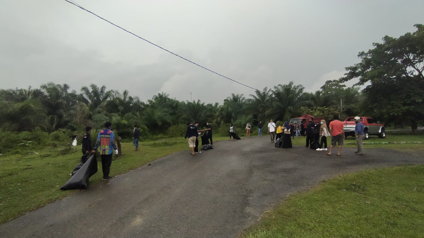 Peduli Lingkungan, Puluhan Pemuda Bersihkan Wisata Bendungan Seluma