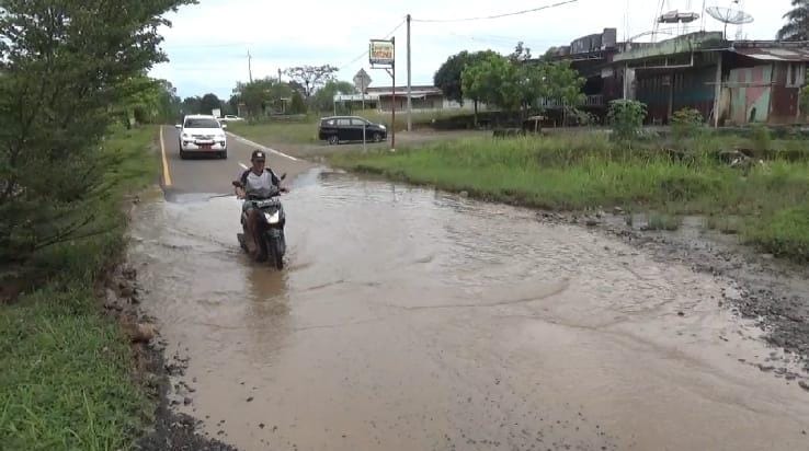 Genangan Air di Jalan Lintas, Meresahkan Pengendara