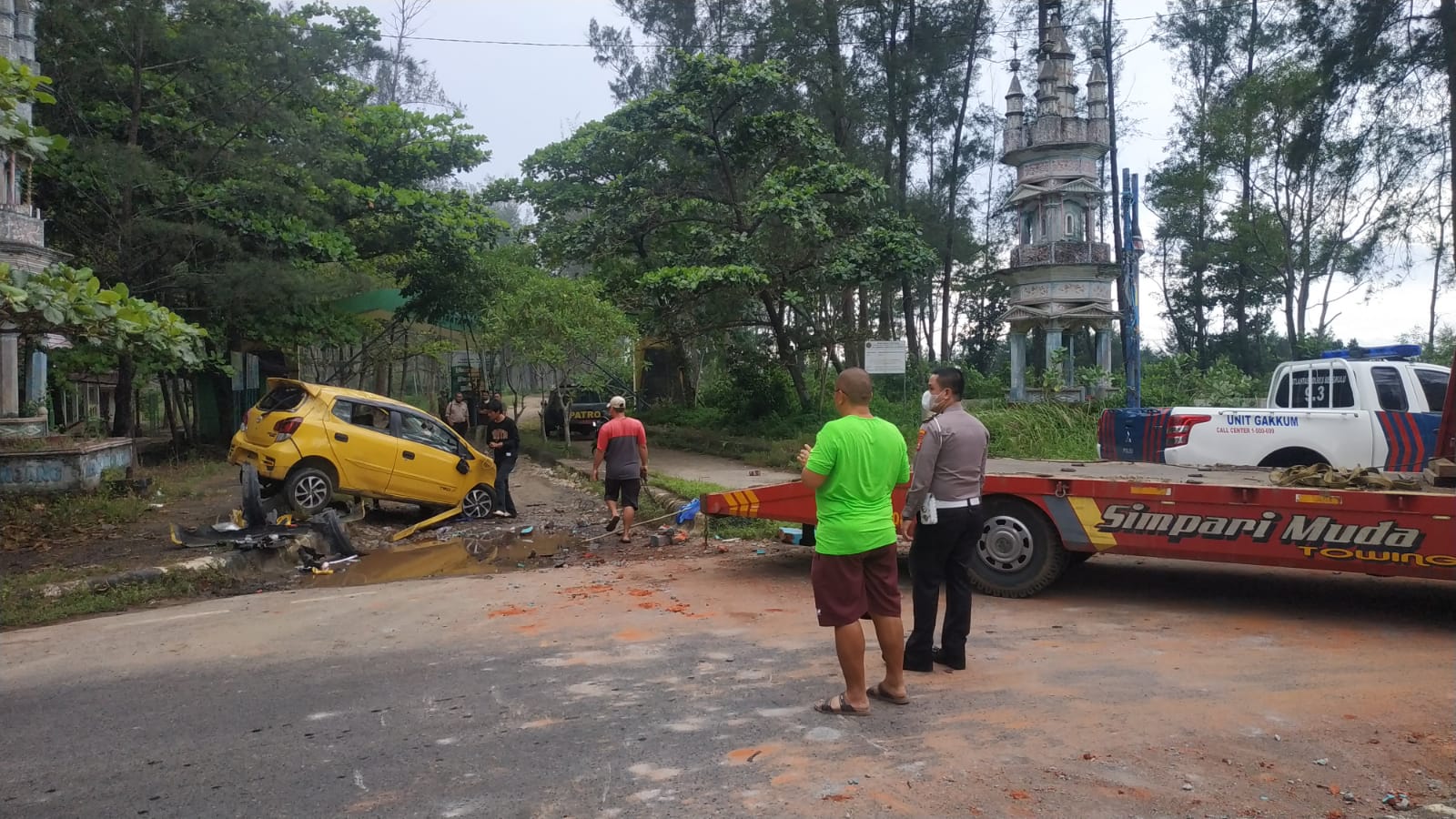 Diduga Hilang Kendali, Minibus Hantam Bundaran