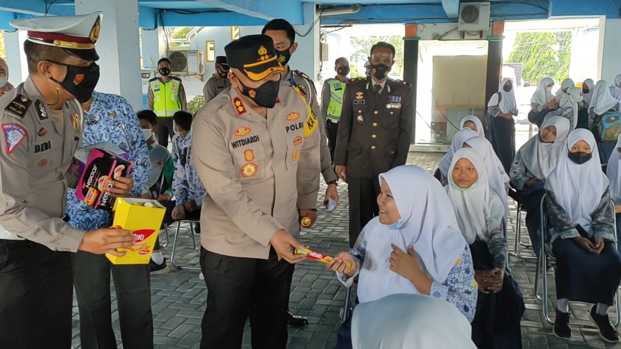 Polisi Antar Jemput Ratusan Pelajar Peserta Vaksin