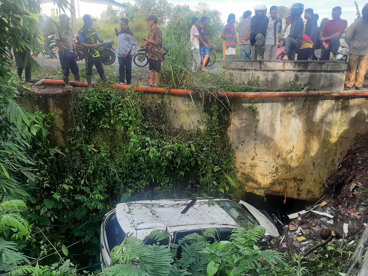 Hilang Kendali, Mobil Rombongan Atlit Masuk Bawah Jembatan