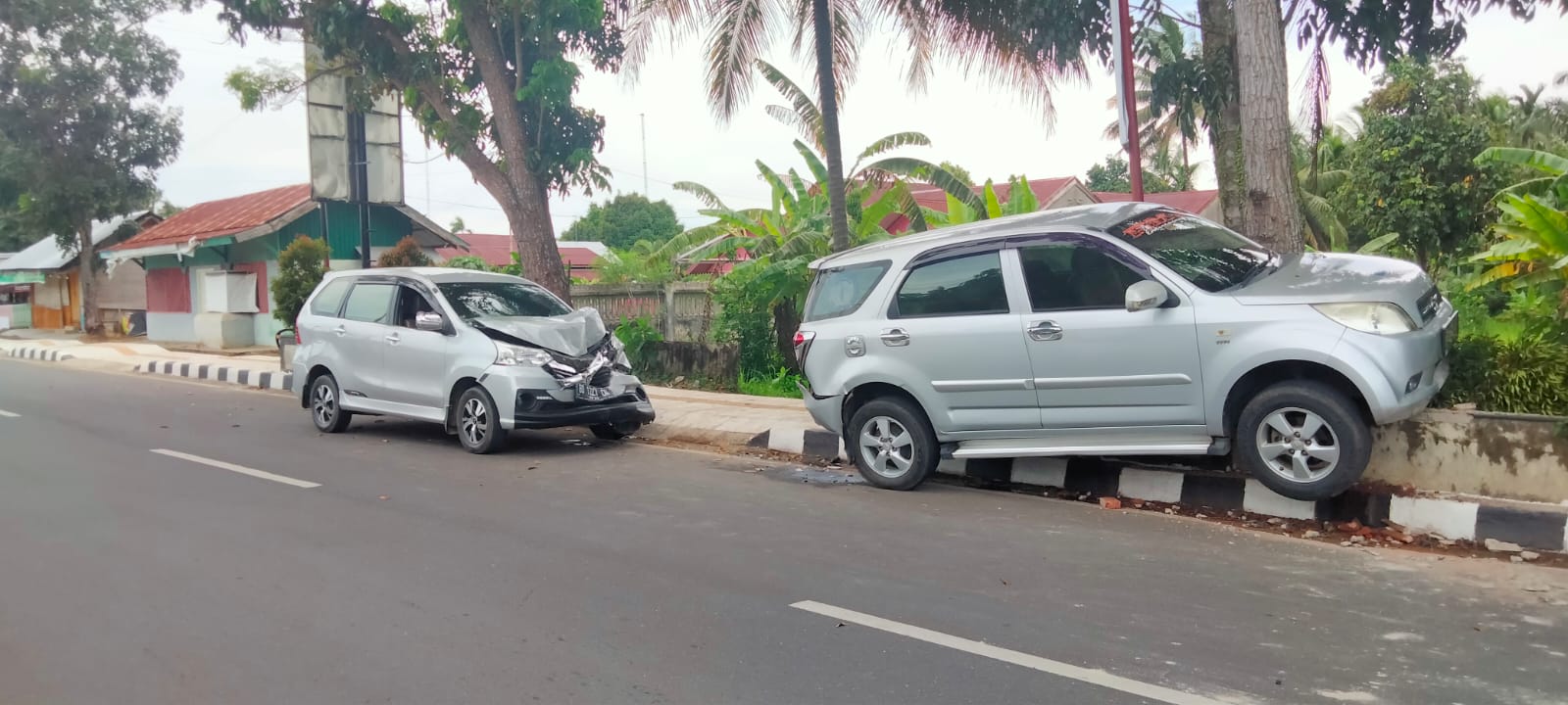 Ditabrak, Dua Unit Mobil Ringsek