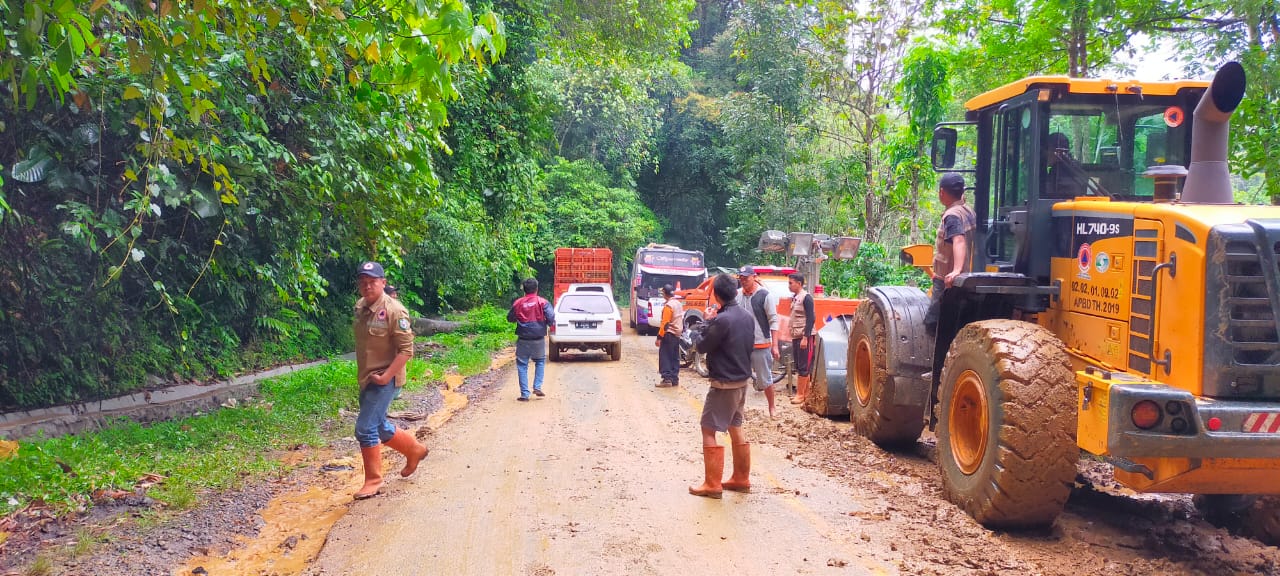 Longsor, Tutupi Jalan di Liku Sembilan