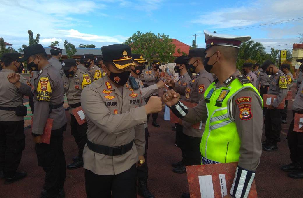 Kapolres Beri Reward Personil dan Nakes