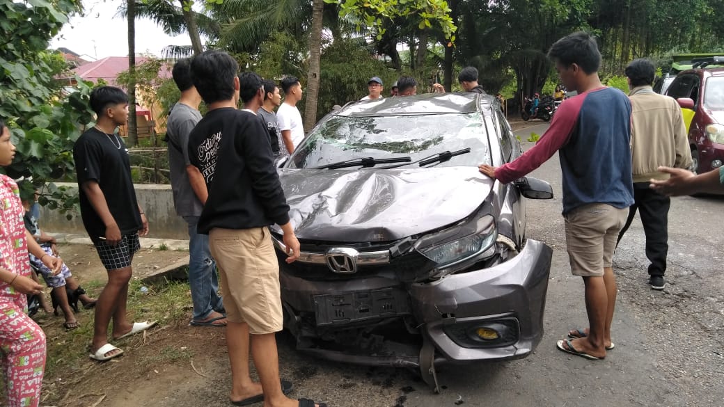 Ngantuk, Tabrak Trotoar hingga Masuk Parit