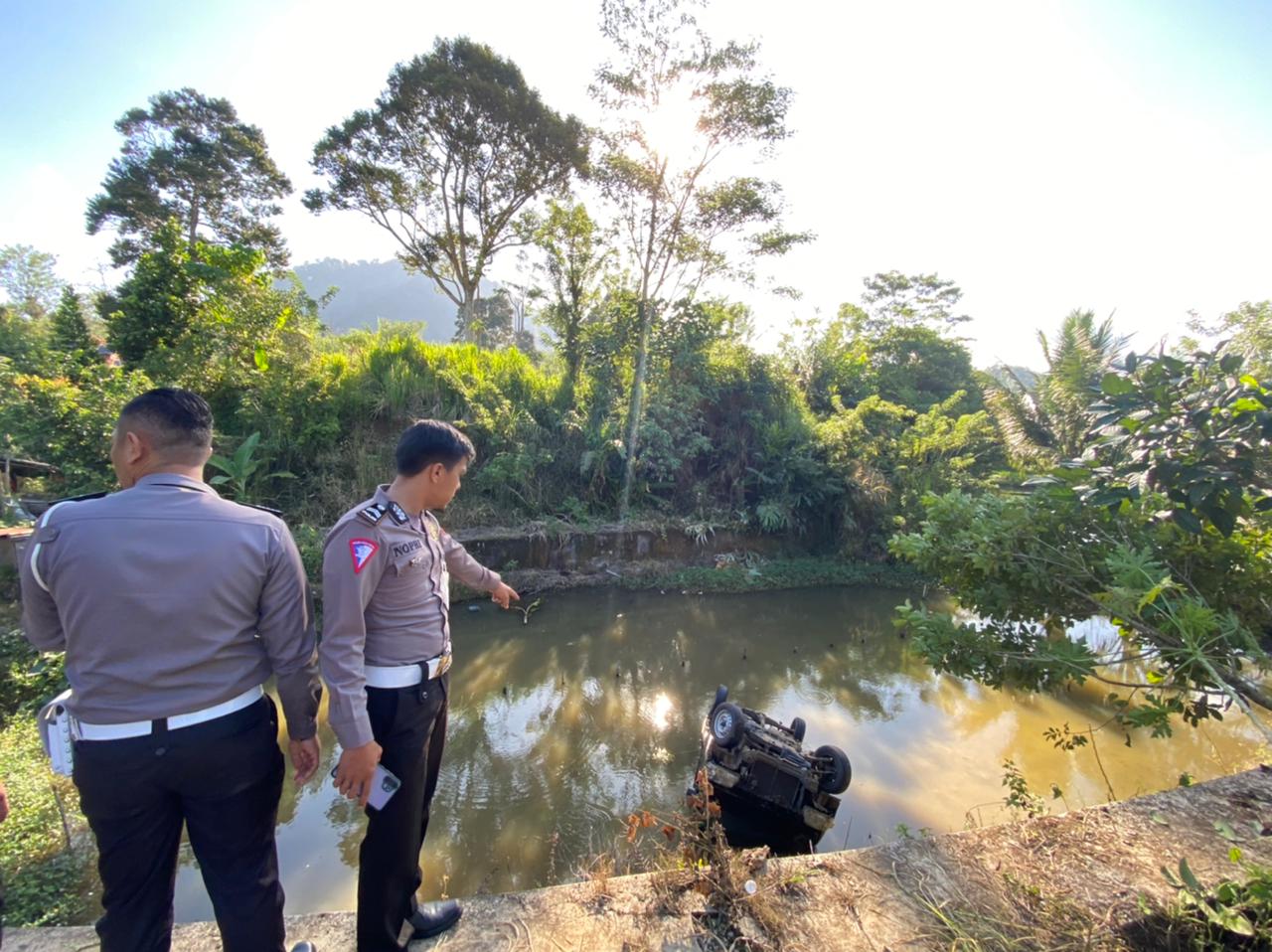 Out Control, Mini Bus Nyemplung ke Kolam 