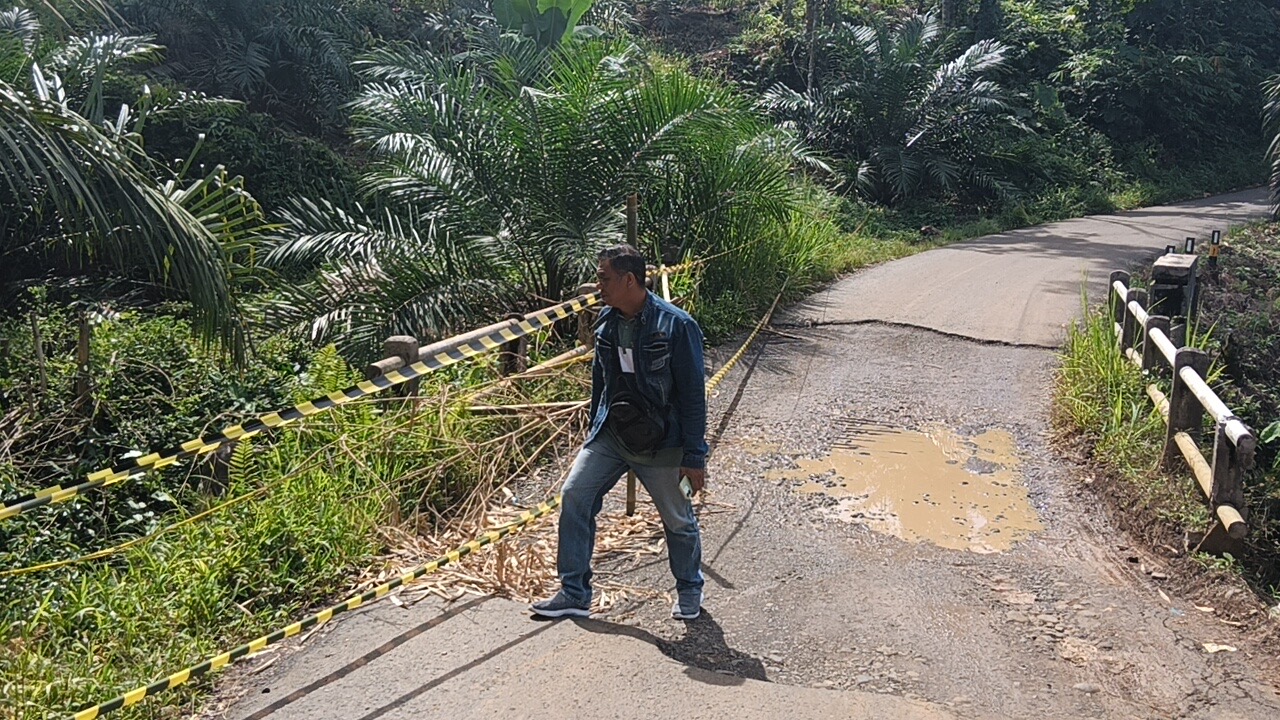 Longsor Gerus Pondasi Jembatan Merigi Kelindang-Taba Penanjung, Akses Warga Terancam Putus