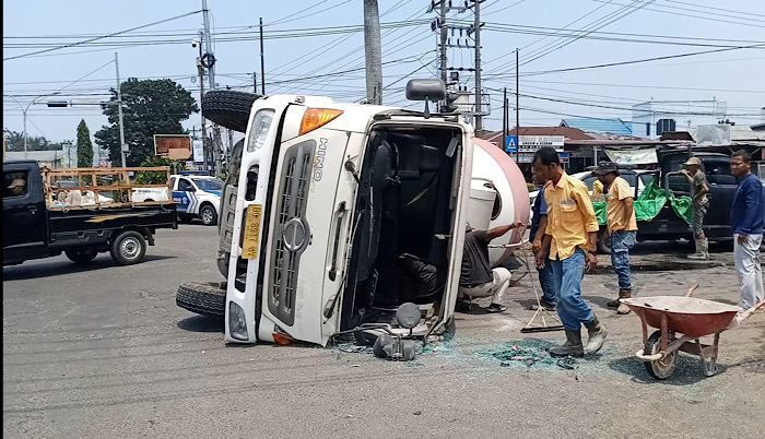 Karena Hindari Pelajar Terobos Lampu Merah, Truk Molen Kecelakaan Di ...