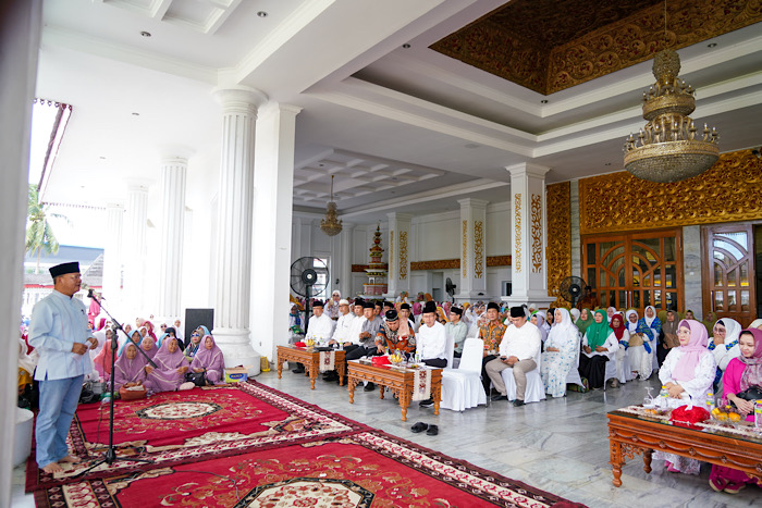 Bukti Cinta ke Nabi Muhammad SAW, Gubernur Rohidin Apresiasi Inisiatif Ribuan Ibu-ibu BKMT Kota Bengkulu