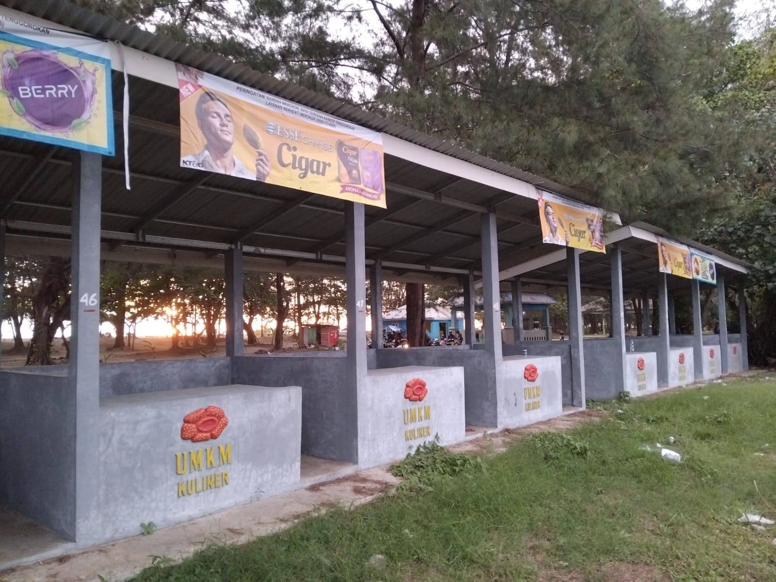 Kios UMKM Pemprov di Pasir Putih Masih Kosong, Ini Alasan Pedagang Pantai