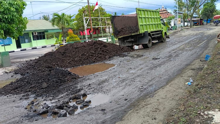 Angkut Muatan 10 Ton, Truk Batu Bara dari Bengkulu Utara Terguling