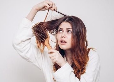 Rambut Rusak dan Rontok bisa Disebabkan Karena 7 Hal Berikut, Kamu Perlu Hindari Kebiasaan Ini!