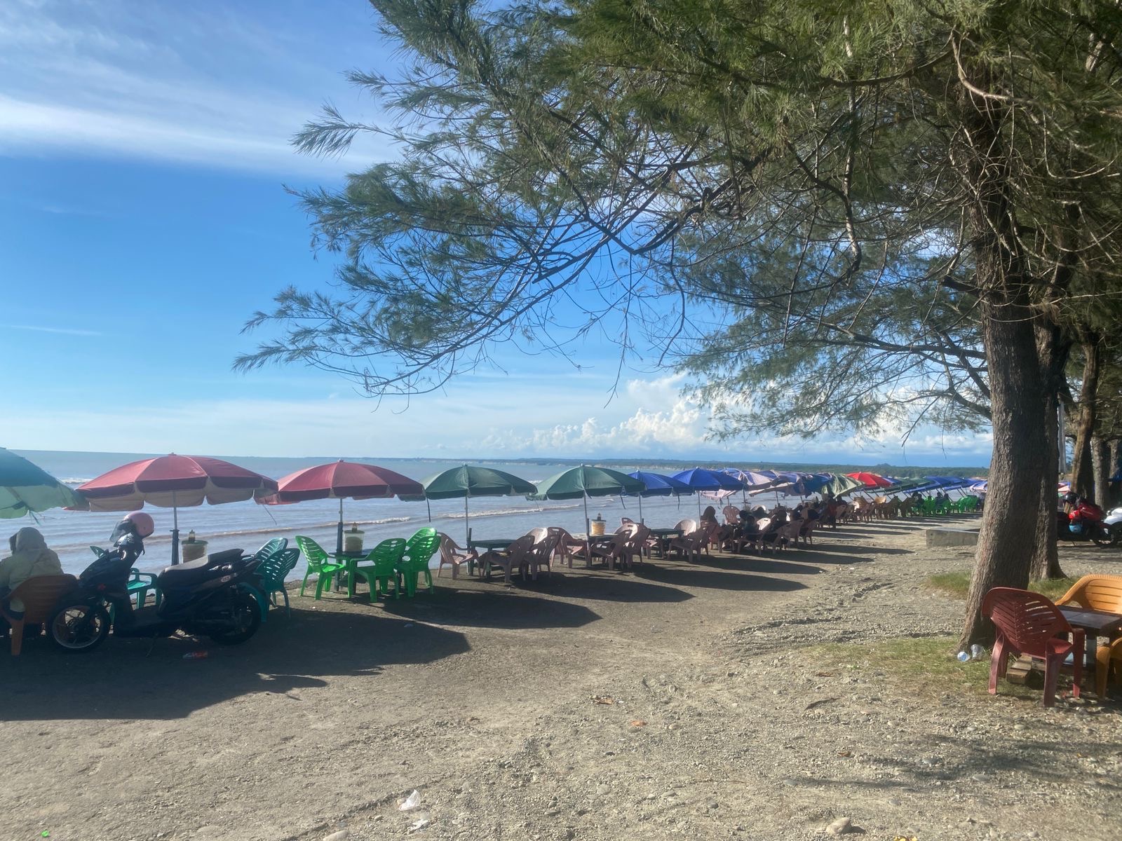 Berbanding Terbalik dari Tahun Lalu, Arus Wisatawan di Pantai Pasar Bawah Merosot Tajam