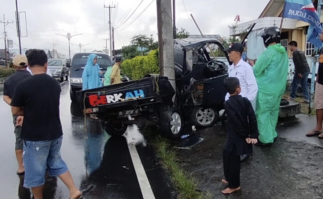 Pickup Hantam Tiang Listrik di Kepahiang, 1 Penumpang Bayi Dilarikan ke RS