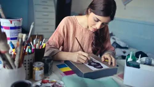 Suka Mencoret hingga Begadang? 4 Kebiasaan Absurd Ini Tunjukkan Kecerdasaan, Lho!