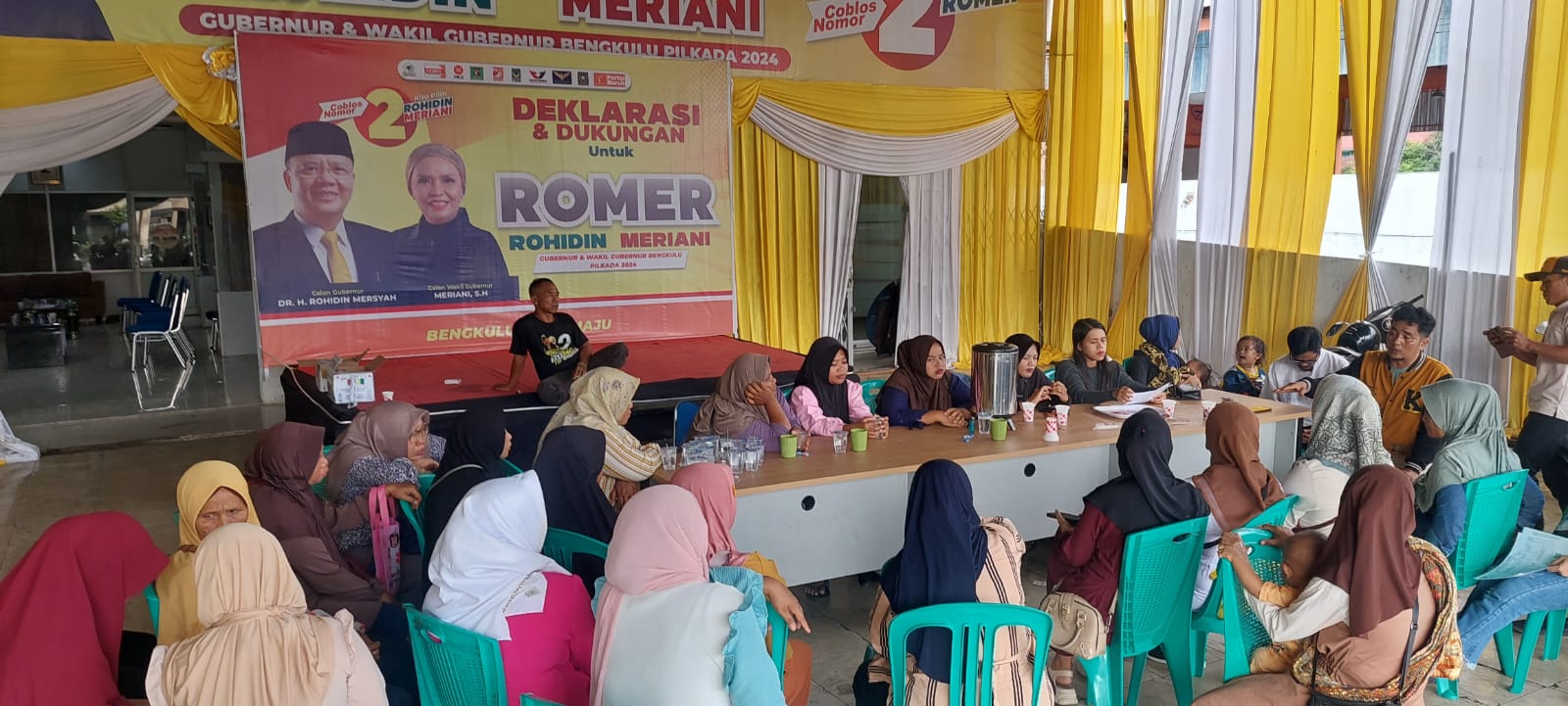 Emak-emak Ucapkan Terima Kasih ke Rohidin Mersyah, Komitmen Menangkan Romer di Pilkada Bengkulu