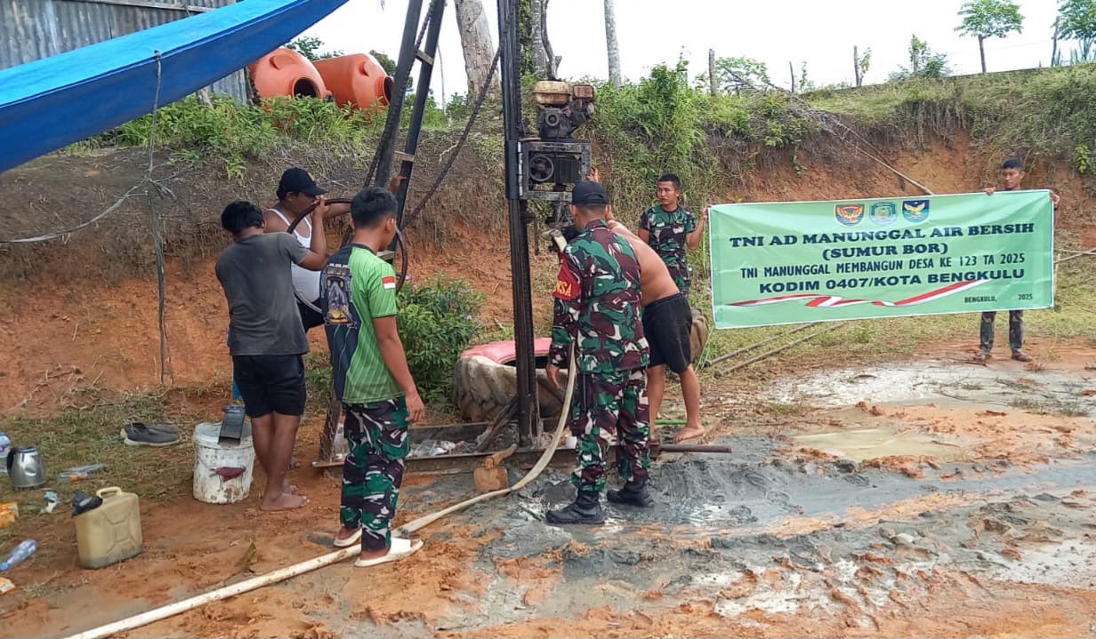 Tim Satgas TMMD 123 Kodim 0407 Kota Bengkulu dan Masyarakat Kebut Pembuatan Sumur Bor