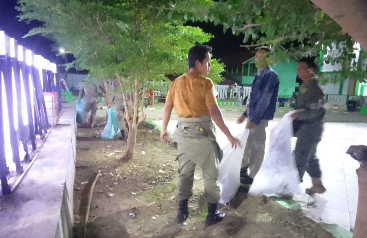 Duh! Sampah Kulit Durian Berserakan di Alun-alun Tais, Ini Peringatan Untuk Pedagang