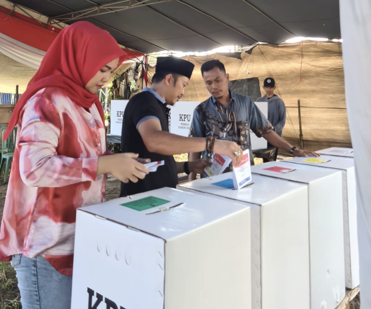 Ketua DPRD Seluma dan Istri Nyoblos di TPS 03 Lubuk Sahung, Pesankan Ini