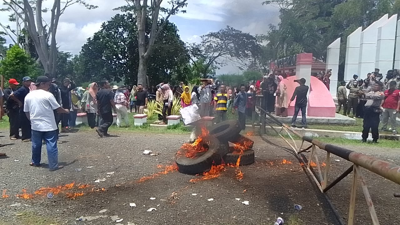 Keputusan Pemberhentian Kades Tak Dikeluarkan, Aksi Demo Warga Desa Dusun Baru Berujung Ricuh 