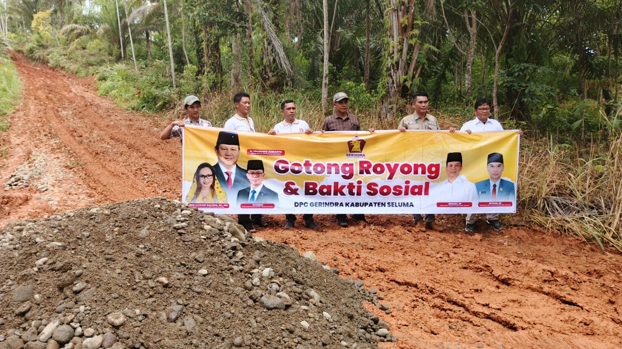 Akses Jalan 3 Desa Rusak, DPC Gerindra Seluma Beri Bantuan Material Koral untuk Perbaikan
