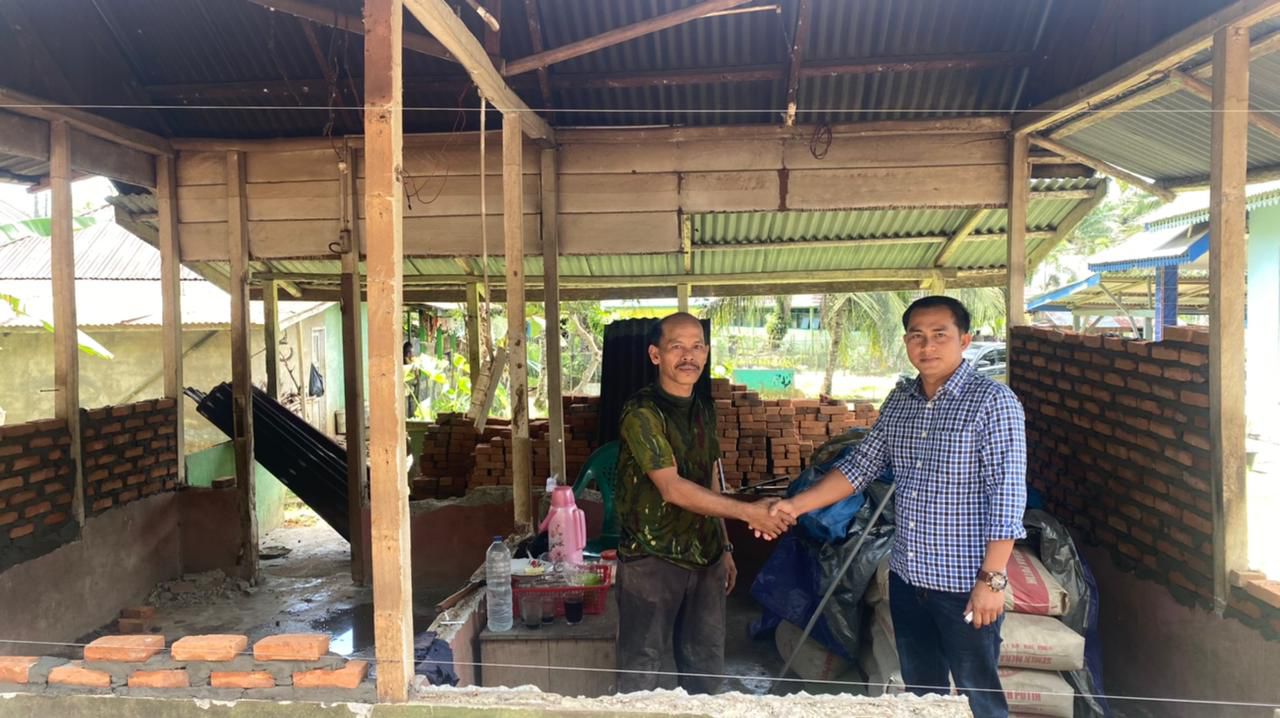 Tingkatkan Kualitas Hidup Masyarakat, Derta Rohidin Resmi Salurkan Program Bedah Rumah