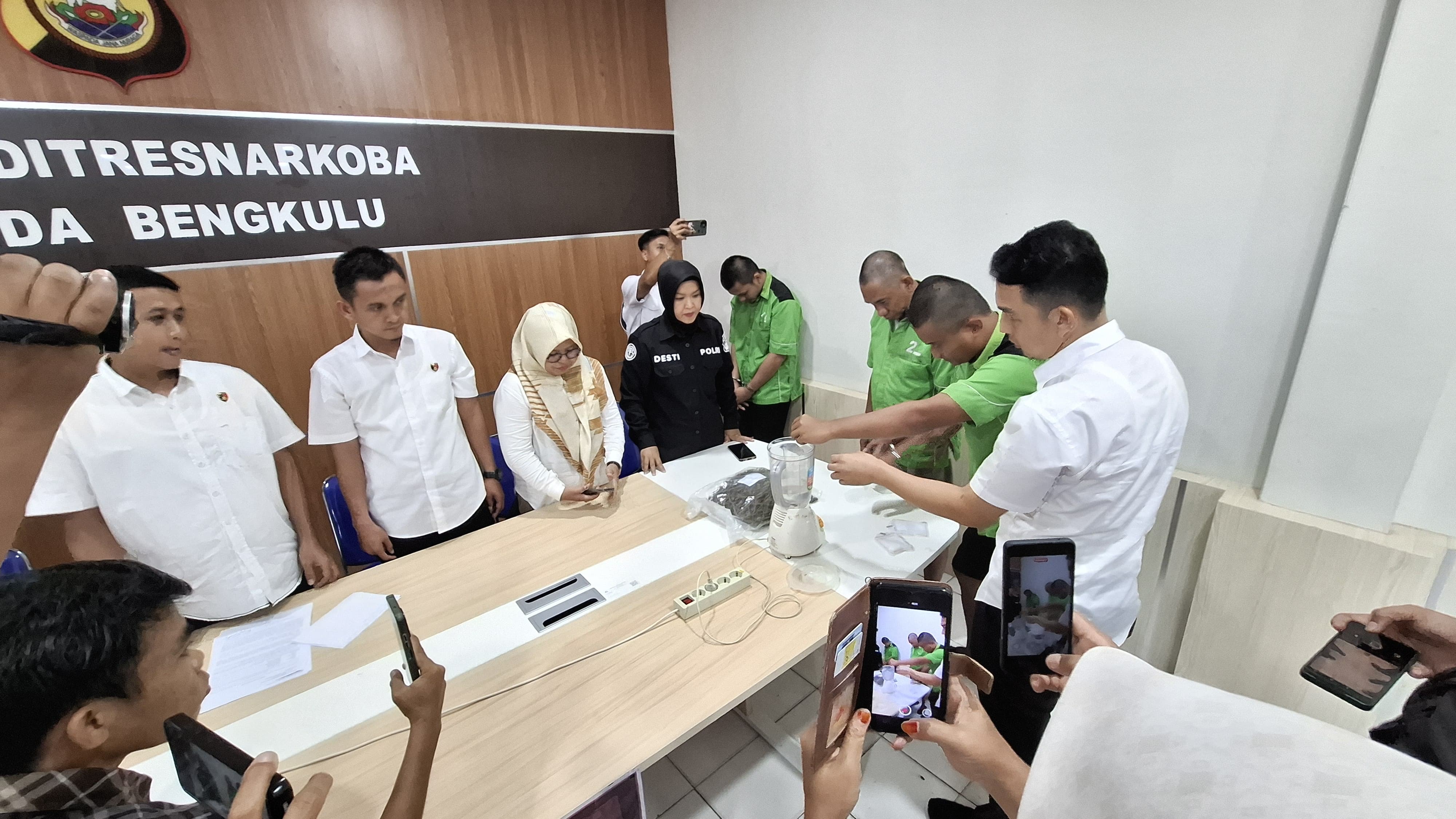 Polda Bengkulu Musnahkan 412 Gram Ganja dan 40 Gram Sabu-Sabu, Tiga Tersangka Diamankan