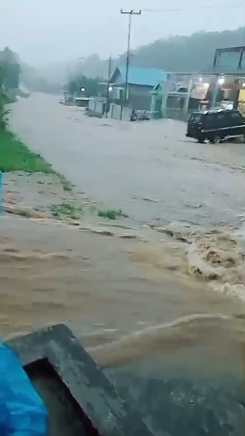 BREAKING NEWS: Hujan Lebat Sejak Siang, Beberapa Titik Wilayah di Kepahiang Dikepung Banjir