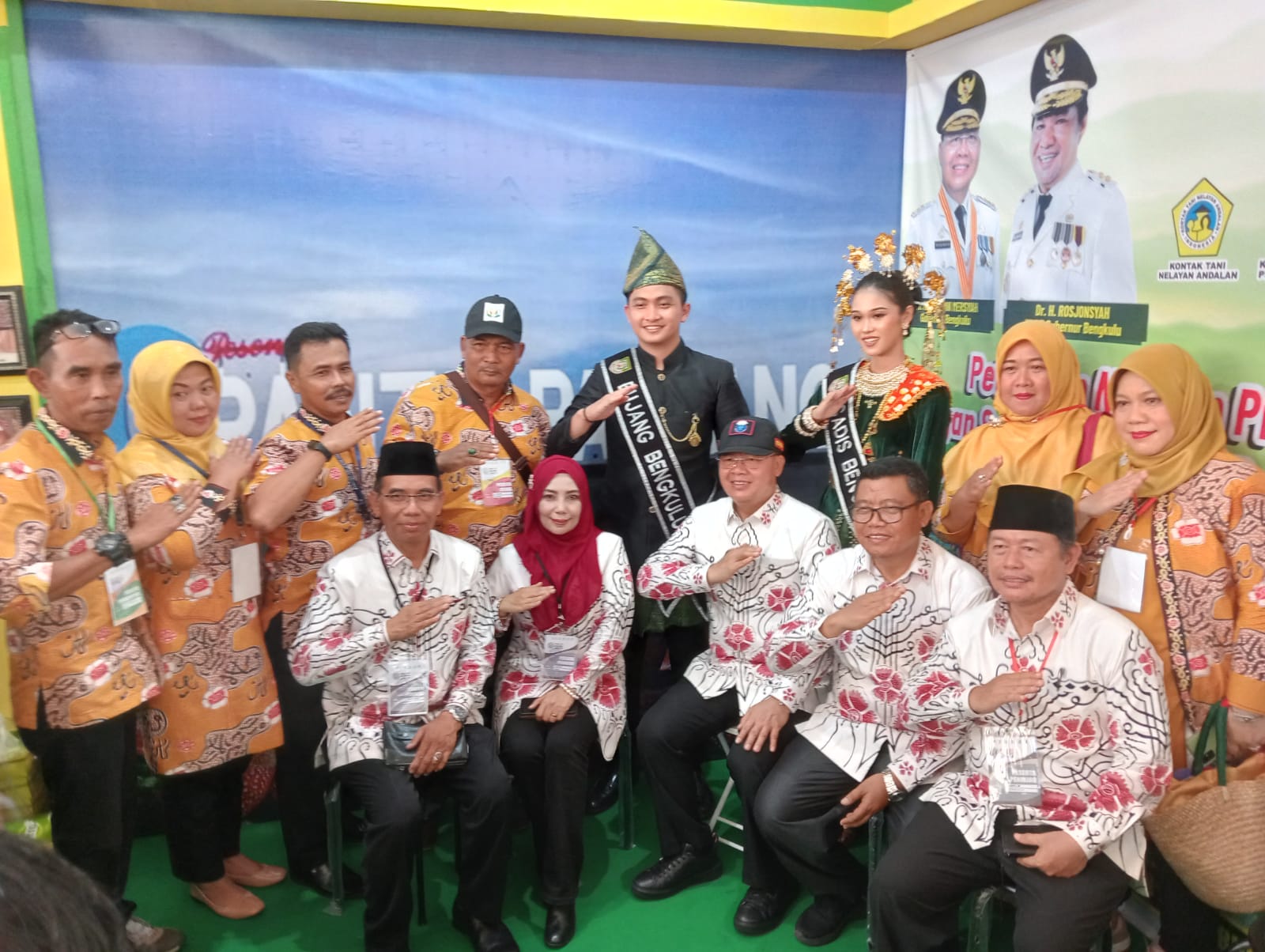 Gubernur Bengkulu Cicipi Durian dan Sirup di Pameran