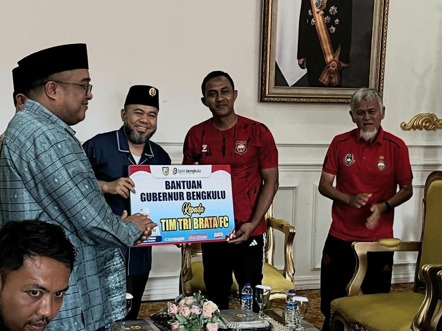 Gubernur Helmi Hasan Berikan Reward ke Tim Bola Tri Brata FC, Janji Renovasi Stadion Semarak 