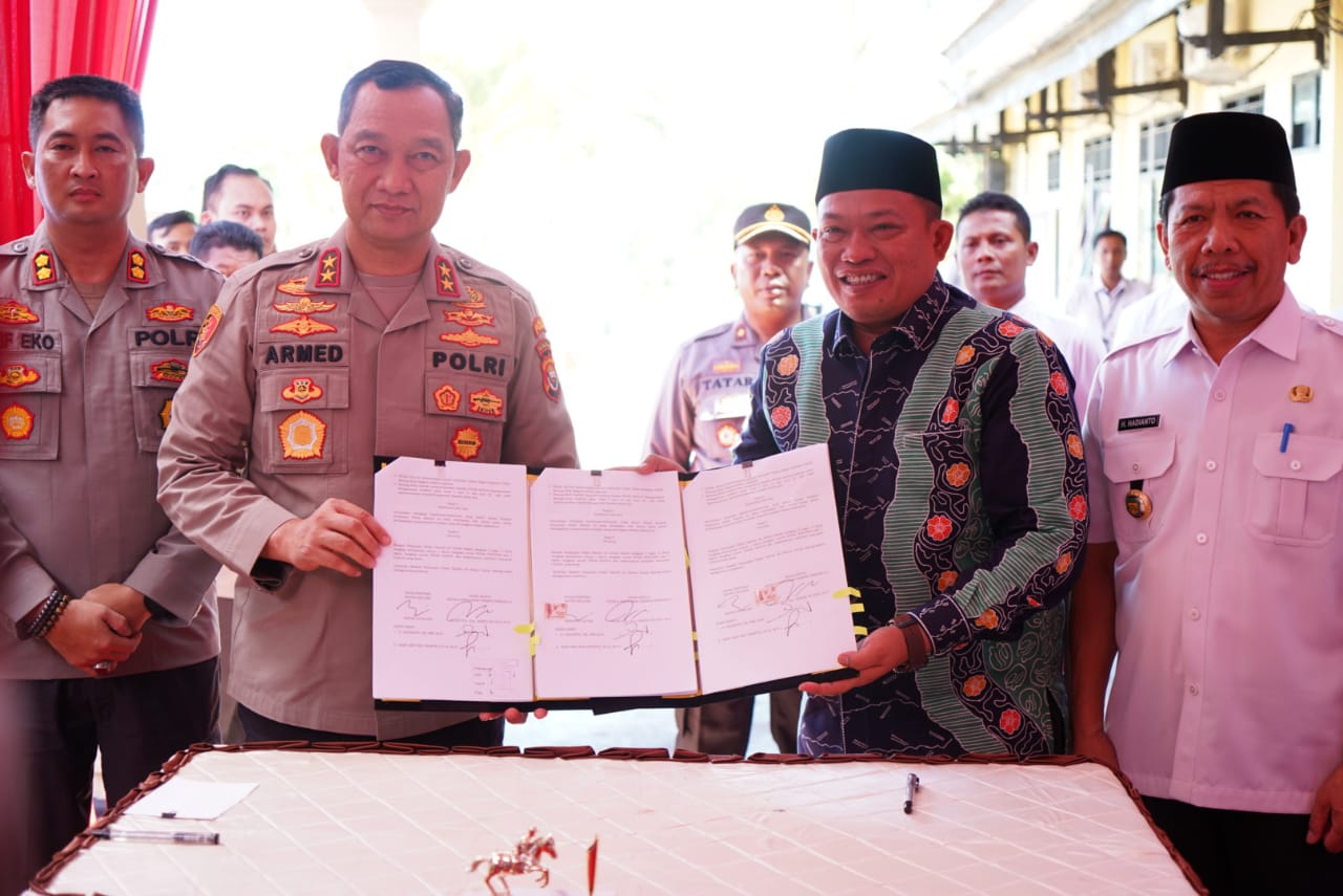 Bupati Seluma Serahkan Sertifikat Tanah Pembangunan Resimen Brimob ke Kapolda Bengkulu