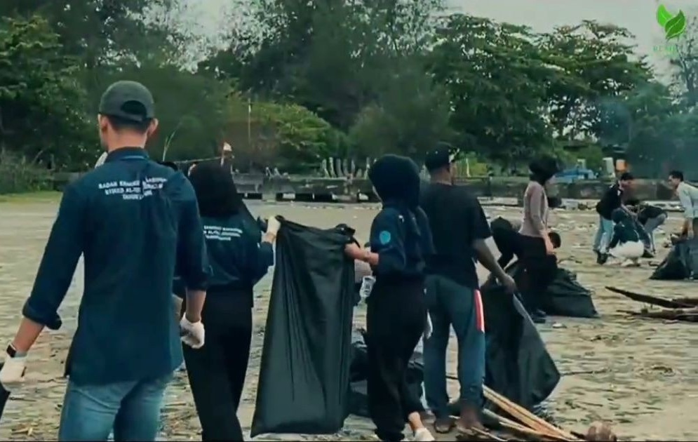 Peringati Hari Bumi, 150 Aktivis Lingkungan dan Mahasiswa Bengkulu Kompak Bersihkan Pantai Zakat