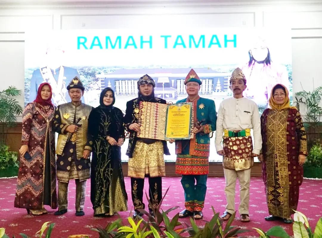 Gubernur Bengkulu Terima Gelar Bangsawan dari Kesultanan Palembang Darussalam