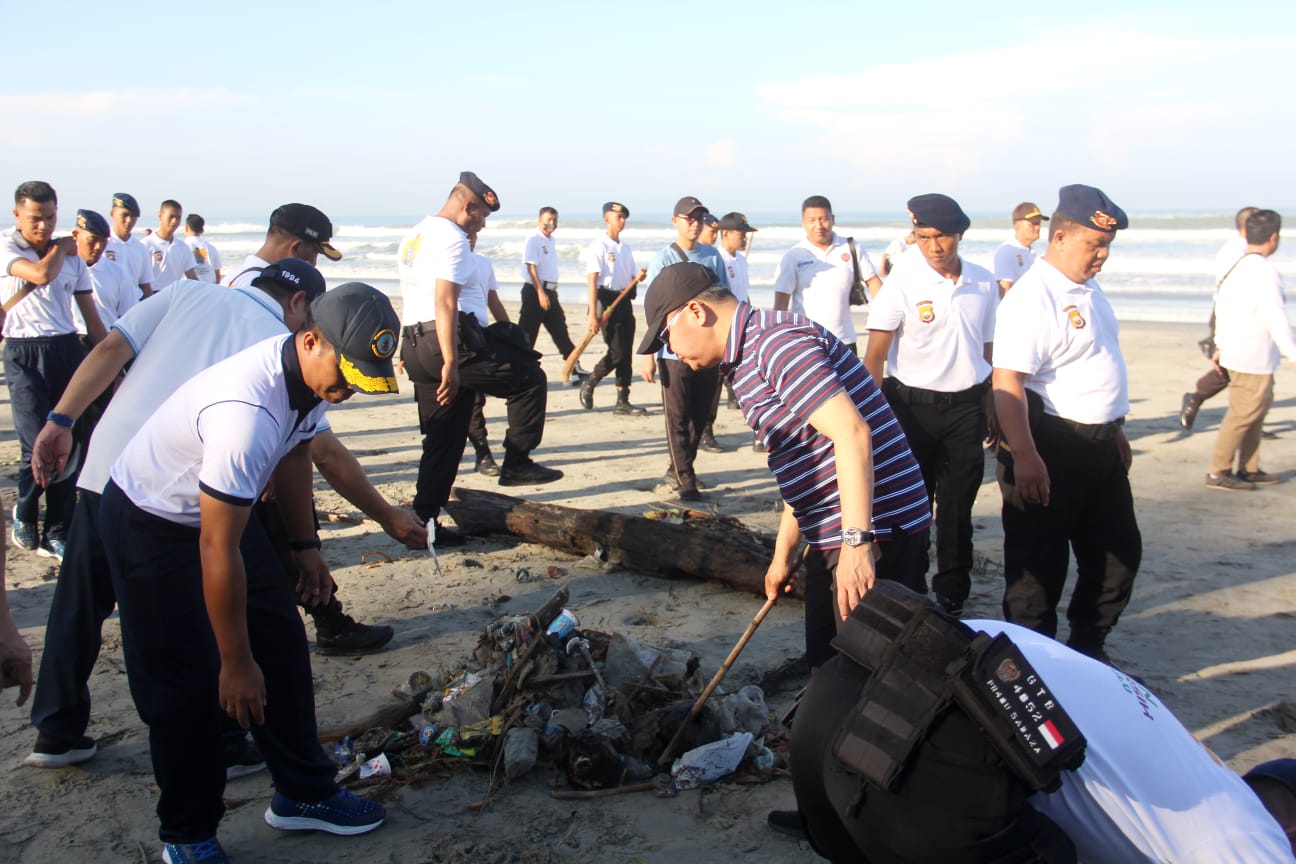 HUT ke-77 Bhayangkara, TNI-Polri dan ASN Bengkulu Bersih-bersih Pantai Panjang
