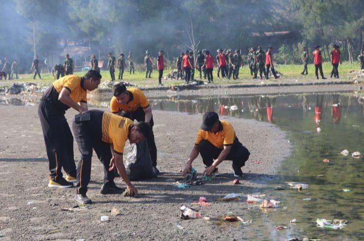 Dukung Wisata Ramah Lingkungan, Polda Bengkulu Gelar Aksi GEMPAR di Pantai Zakat