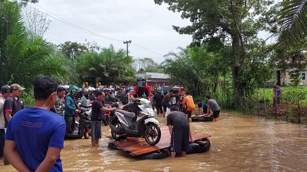 Banjir Rendam Jembatan Taba Terunjam, Polisi Atur Rekayasa Lalulintas 
