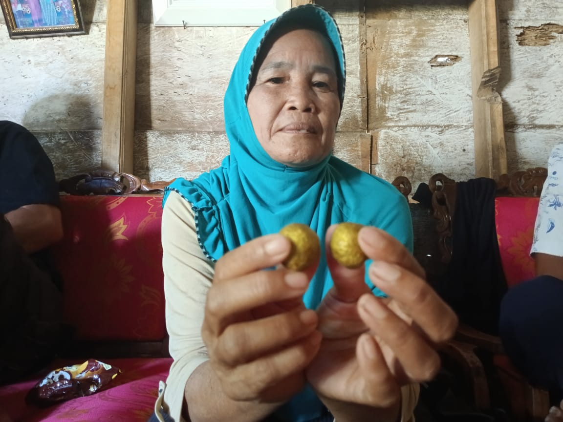 Cerita Nenek Saturi, Jelang Buka Puasa Temukan Benda Berkilauan di Pinggir Jalan, Ternyata Emas