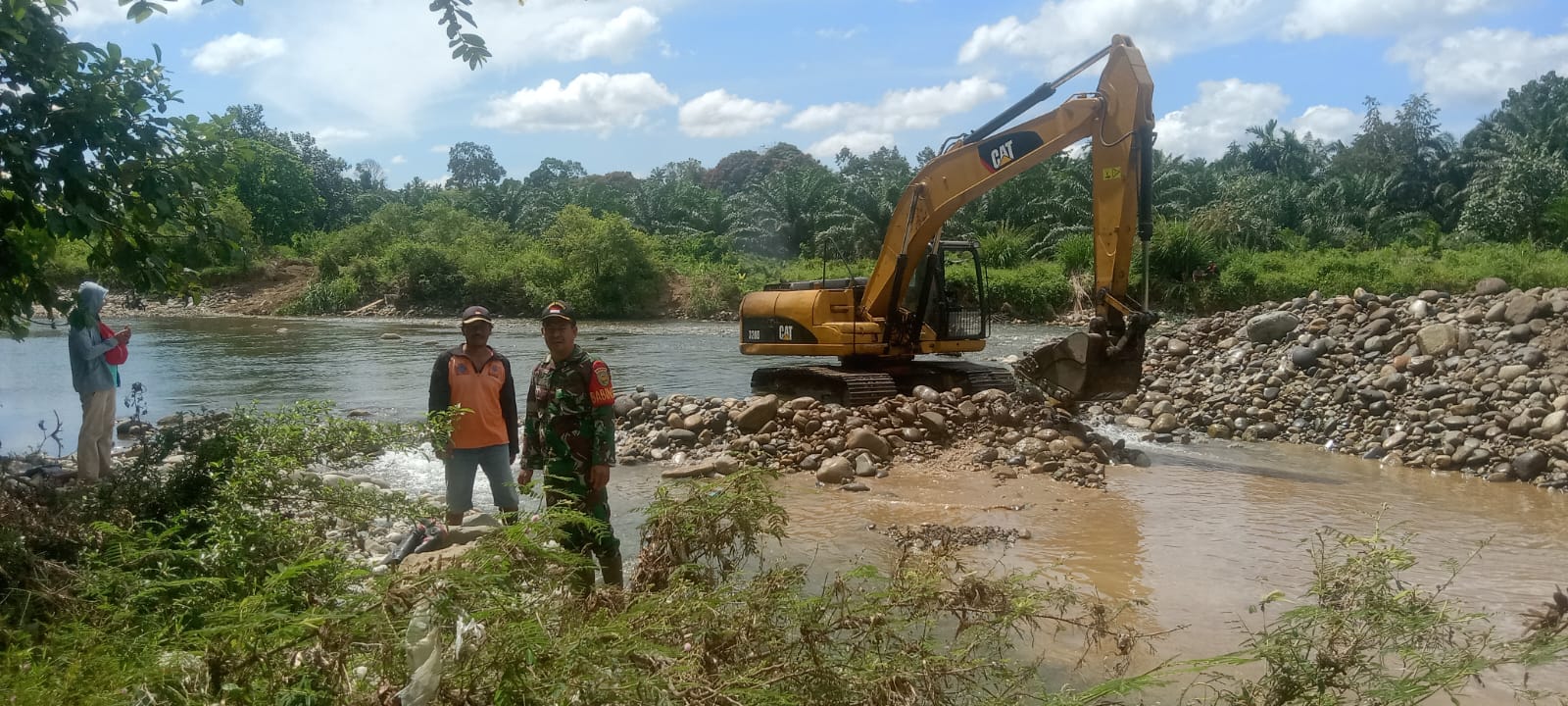 Ancam Kerusakan Jembatan, Kodim 0408 Gotong Royong Alihkan Alur Sungai