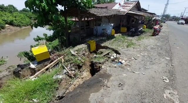 Jalan Amblas, 3 Rumah Warga Terancam 