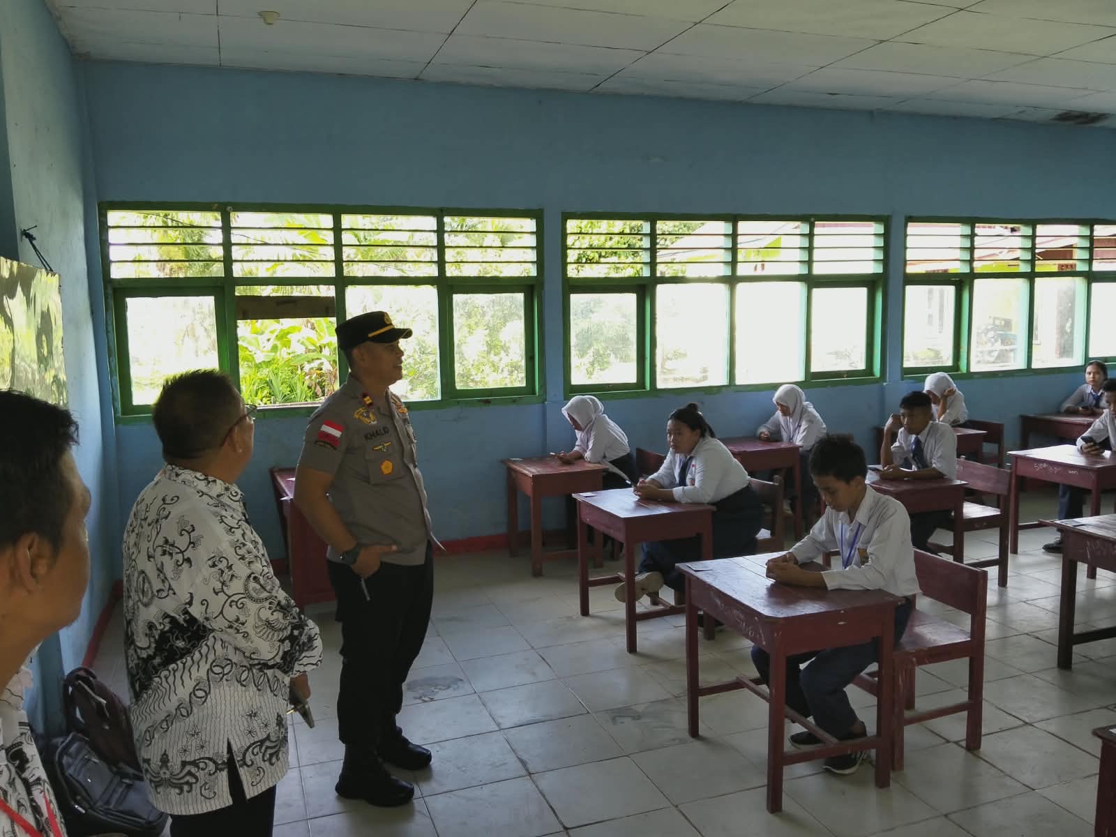 Sambangi SMPN 017 Bengkulu Utara, Kapolsek Enggano Beri Motivasi Siswa yang Tengah Ujian