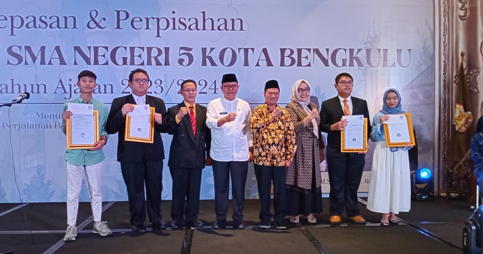 Kadis Dikbud Provinsi Bengkulu Buka Acara Pelepasan Siswa SMAN 5 Kota Bengkulu