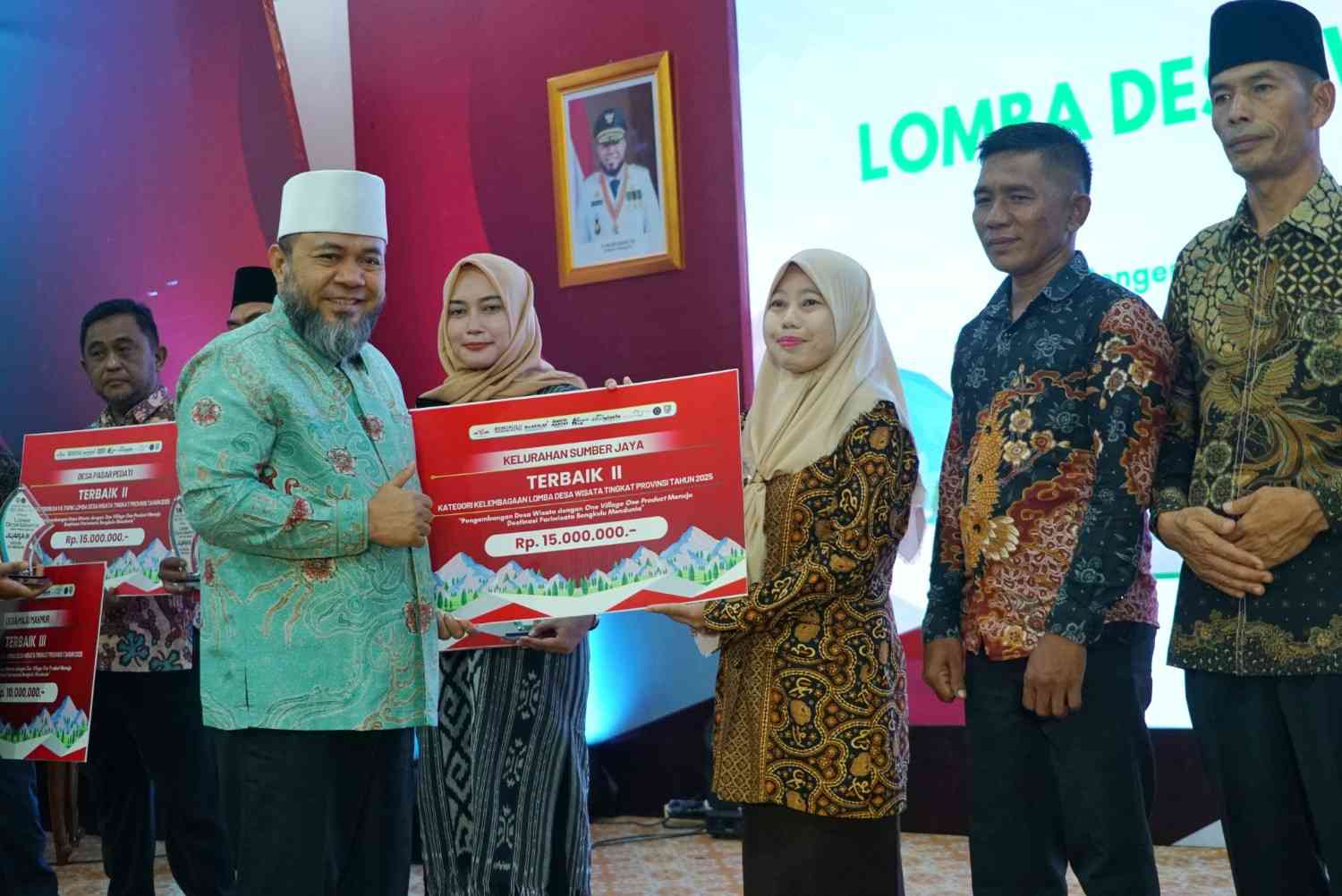 Gubernur Helmi Hasan Serahkan Penghargaan ke 7 Pemenang Lomba Desa Wisata 2025