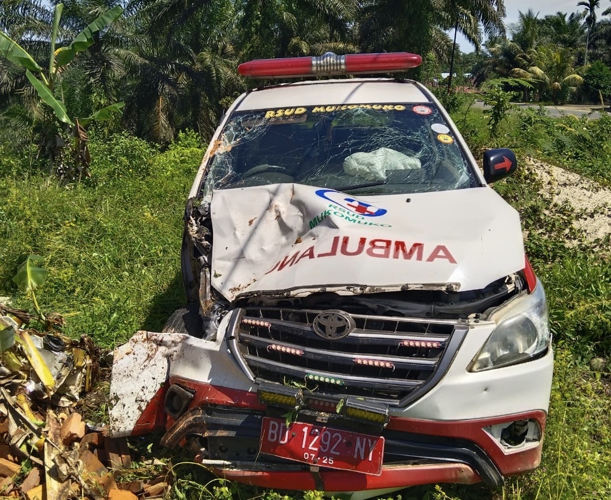 Ambulance RSUD Mukomuko Kecelakaan di Air Bikuk Sepulang Antar Pasien