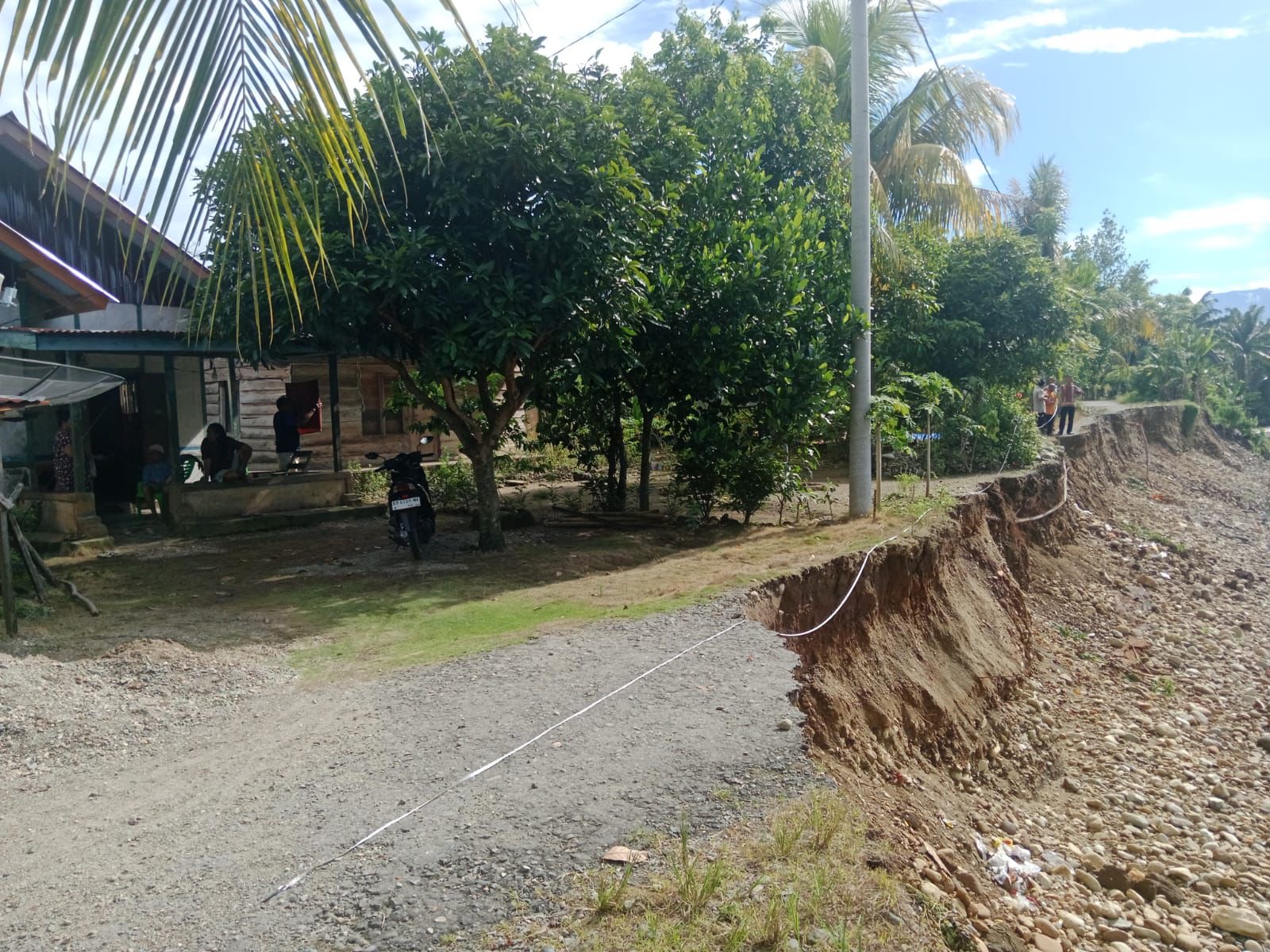 Ambles Sedalam 3,5 Meter, Akses Jalan di Desa Maras Air Nipis Lumpuh dan Membahayakan Pengendara