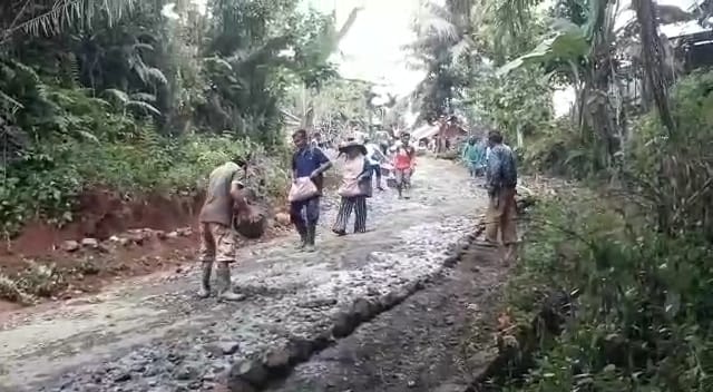 Tak Kunjung Diperbaiki, Warga Desa Ulak Lebar Gotong Royong Perbaiki Jalan Rusak