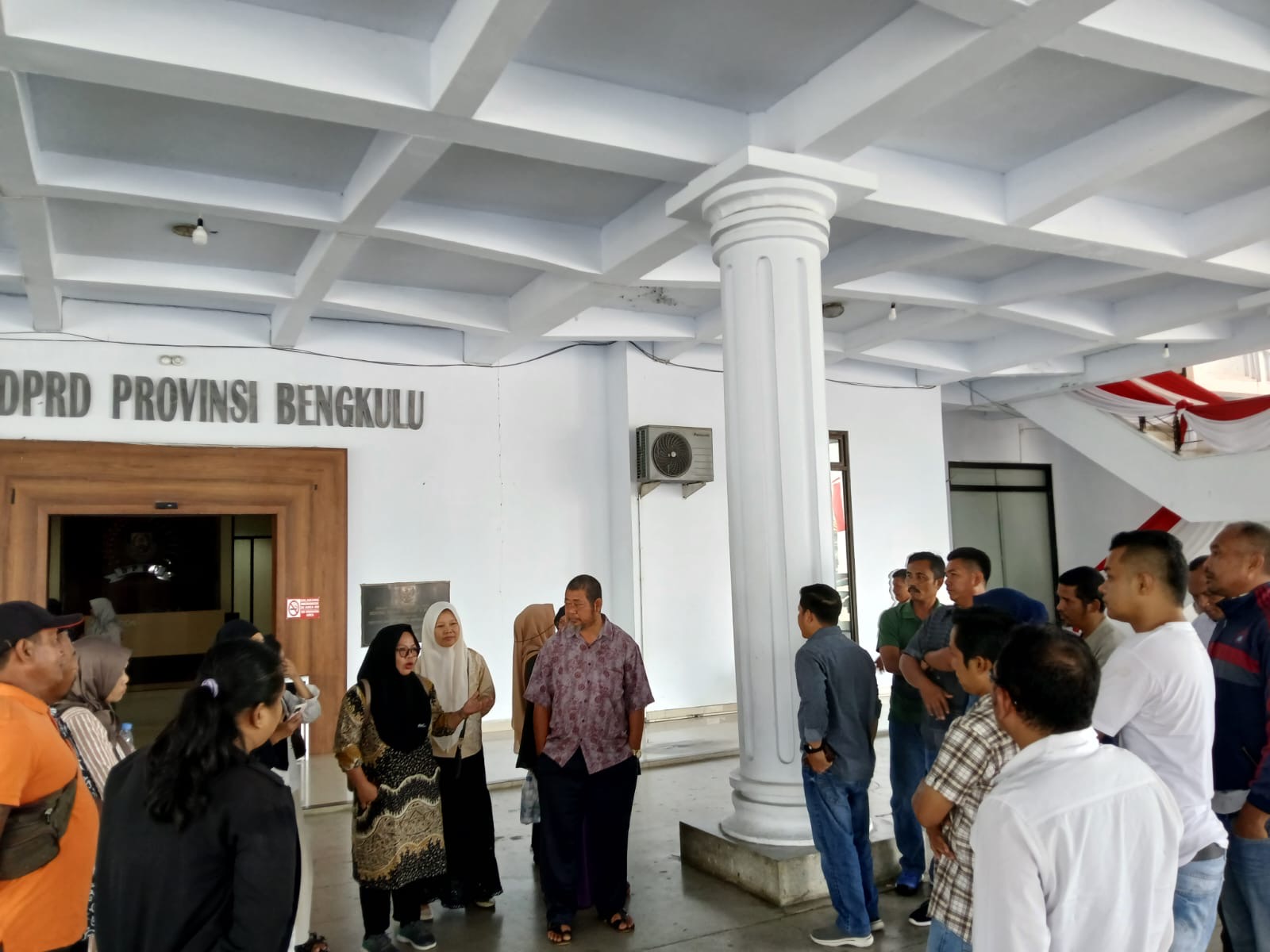 Dikeluarkan dari Sekolah, Puluhan Wali Murid SMAN 5 Bengkulu Mengadu ke DPRD