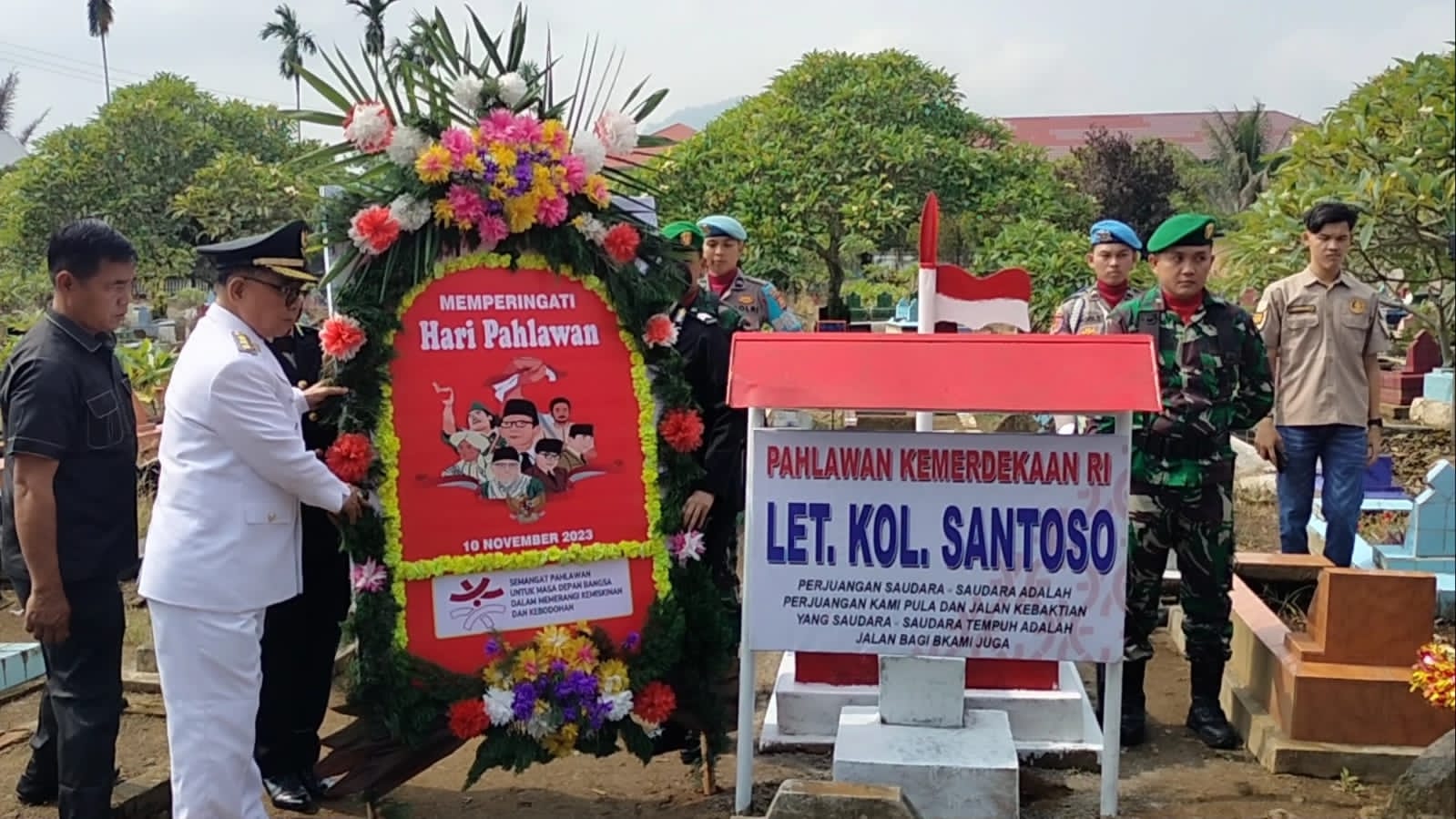 Usai Upacara, Bupati Kepahiang Ziarah dan Tabur Bunga di Taman Makam Pahlawan Letkol Santoso