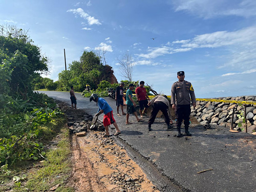 Polisi dan Warga Kompak Timbun Material Longsor di Desa Serangai, Arus Lalu Lintas Kembali Pulih
