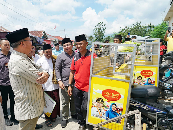 Gubernur Salurkan Bantuan Pembangunan Masjid dan Gerobak Sayur, untuk Masyarakat di Rejang Lebong 