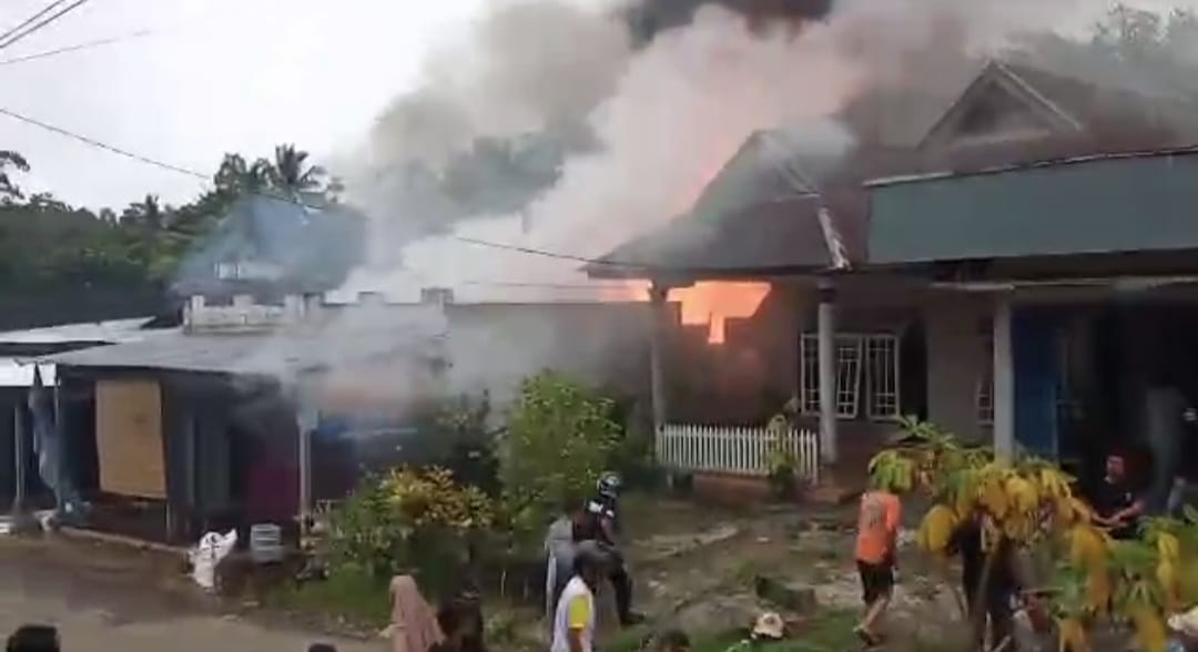Kebakaran Awal Tahun 2026, Ruko Manisan di Pasar Tais Seluma Hangus Dilalap Si Jago Merah